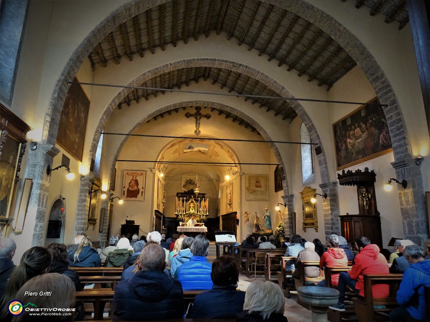 59 Celebrazione S. Messa nella chiesa maggiore al Santuario del Perello.JPG